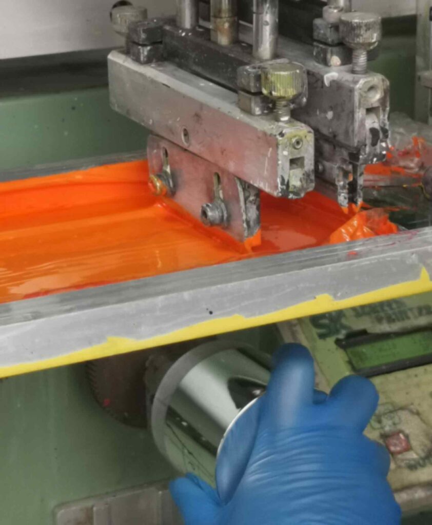 silk screen printing process in manufacturing factory of rayuen beauty